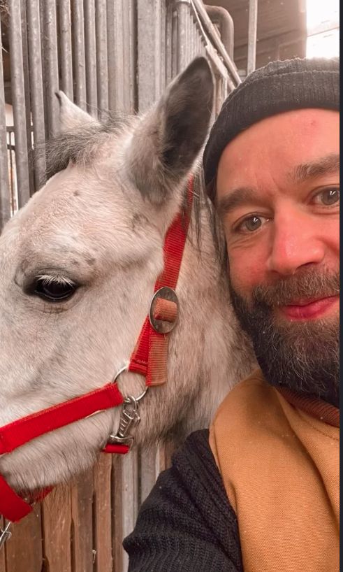 Sven in ruhiger Begegnung mit dem Pferd